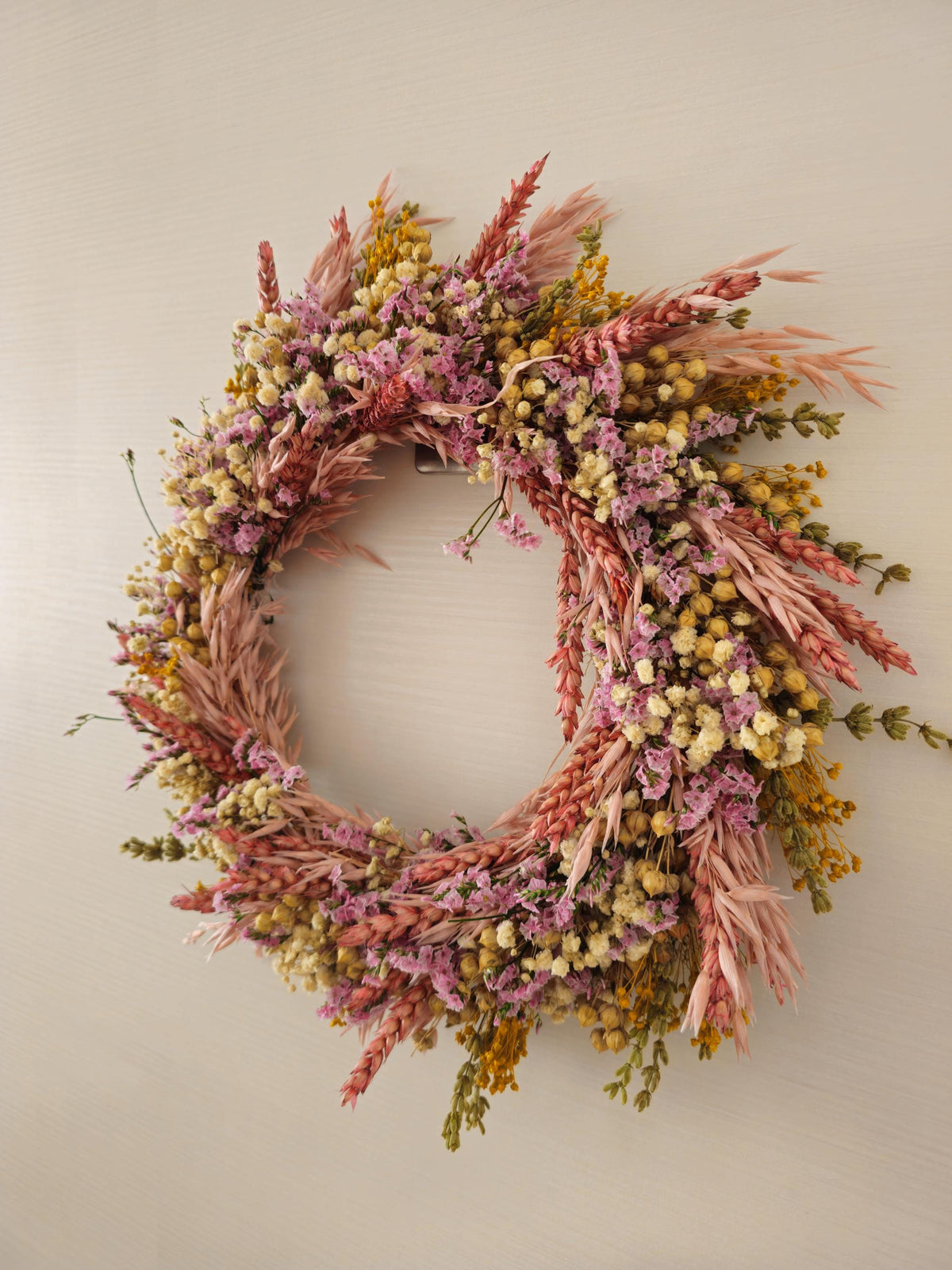 Rosa und gelbe Akzente Kranz mit Grün und getrockneten Wildblumen, handgemachte Blumenarrangement