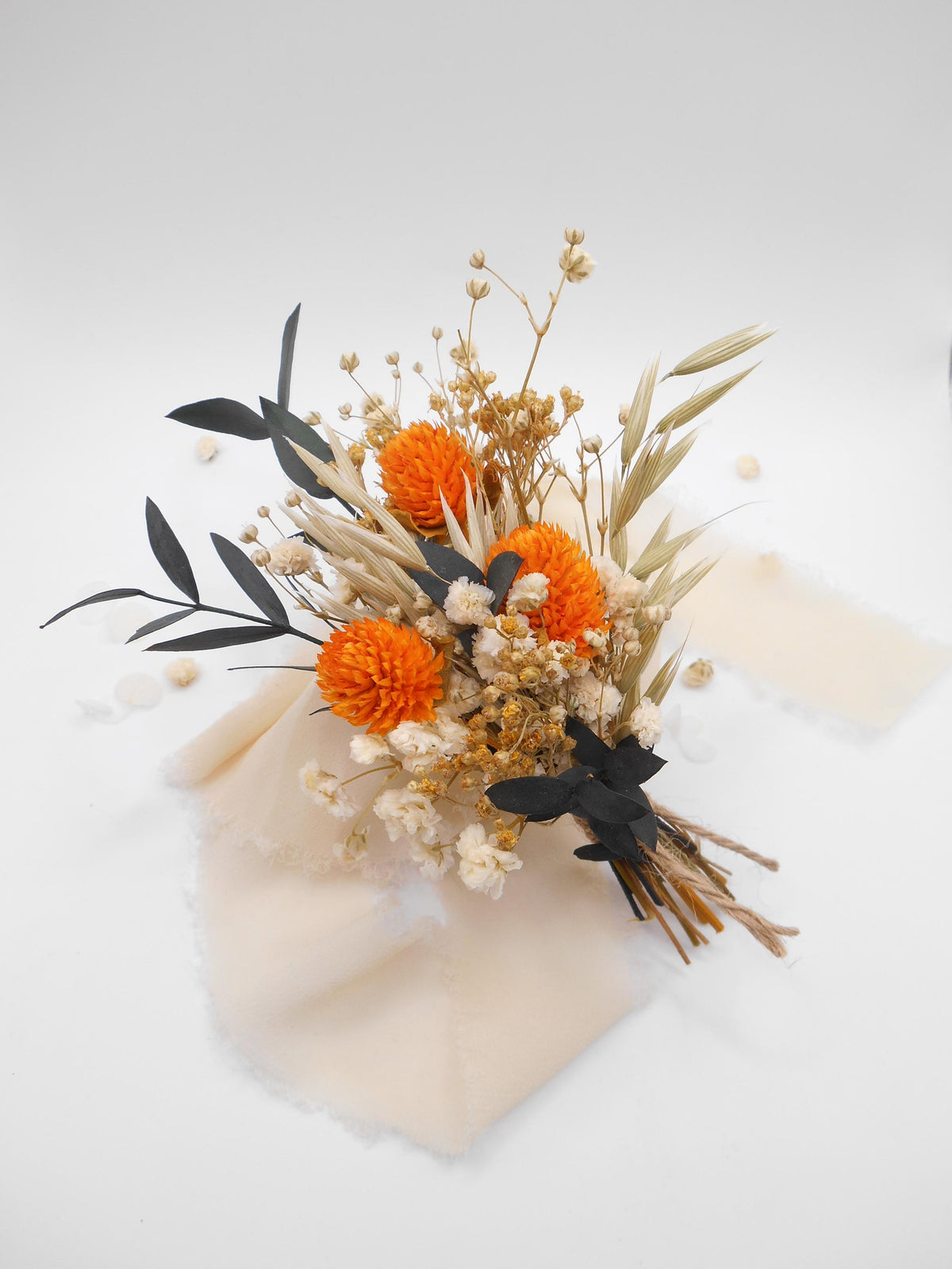 Farbenfrohe Wildblumensträuße, natürliche kleine Blumenarrangements für Heimdekoration und Geschenke 