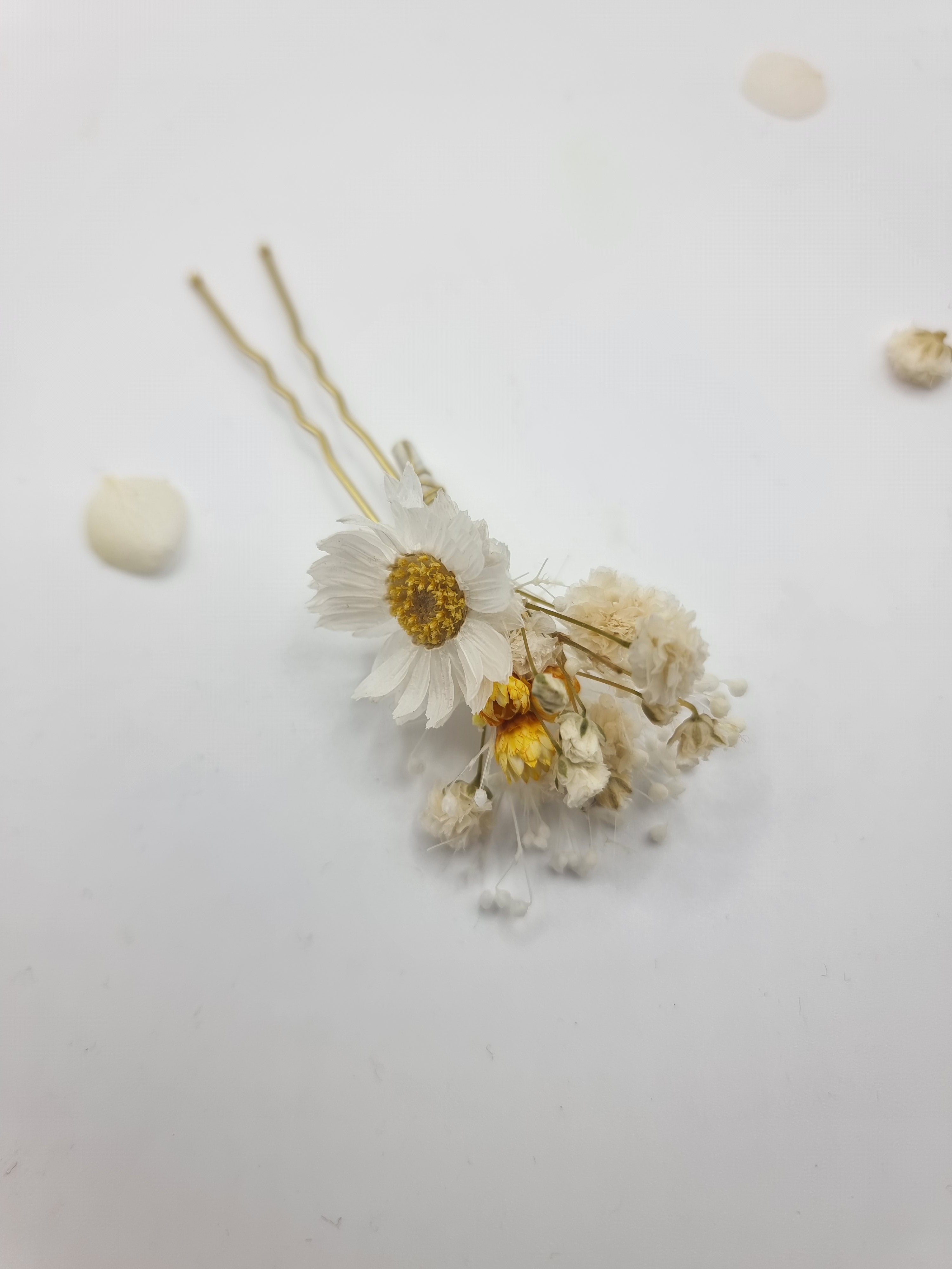 Gänseblümchen und Schleierkraut Kleiner Haarkamm Gelbe Trockenblumen, Zierlicher Weißer Trockenblumen Haarkamm, Minimalistischer Gänseblümchen Brautclip, Zartes Hochzeitshaar Accessoire