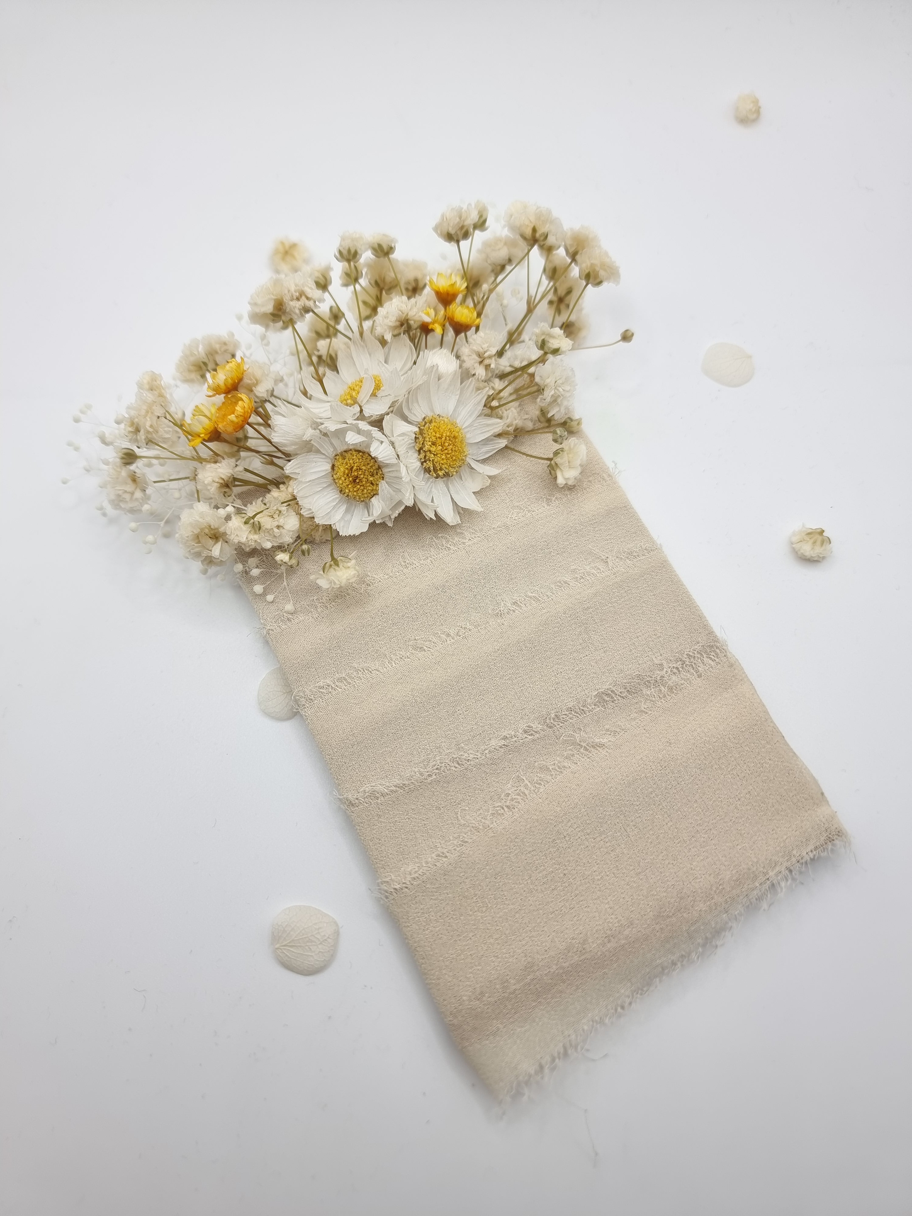Gänseblümchen und Schleierkraut Kleiner Haarkamm Gelbe Trockenblumen, Zierlicher Weißer Trockenblumen Haarkamm, Minimalistischer Gänseblümchen Brautclip, Zartes Hochzeitshaar Accessoire