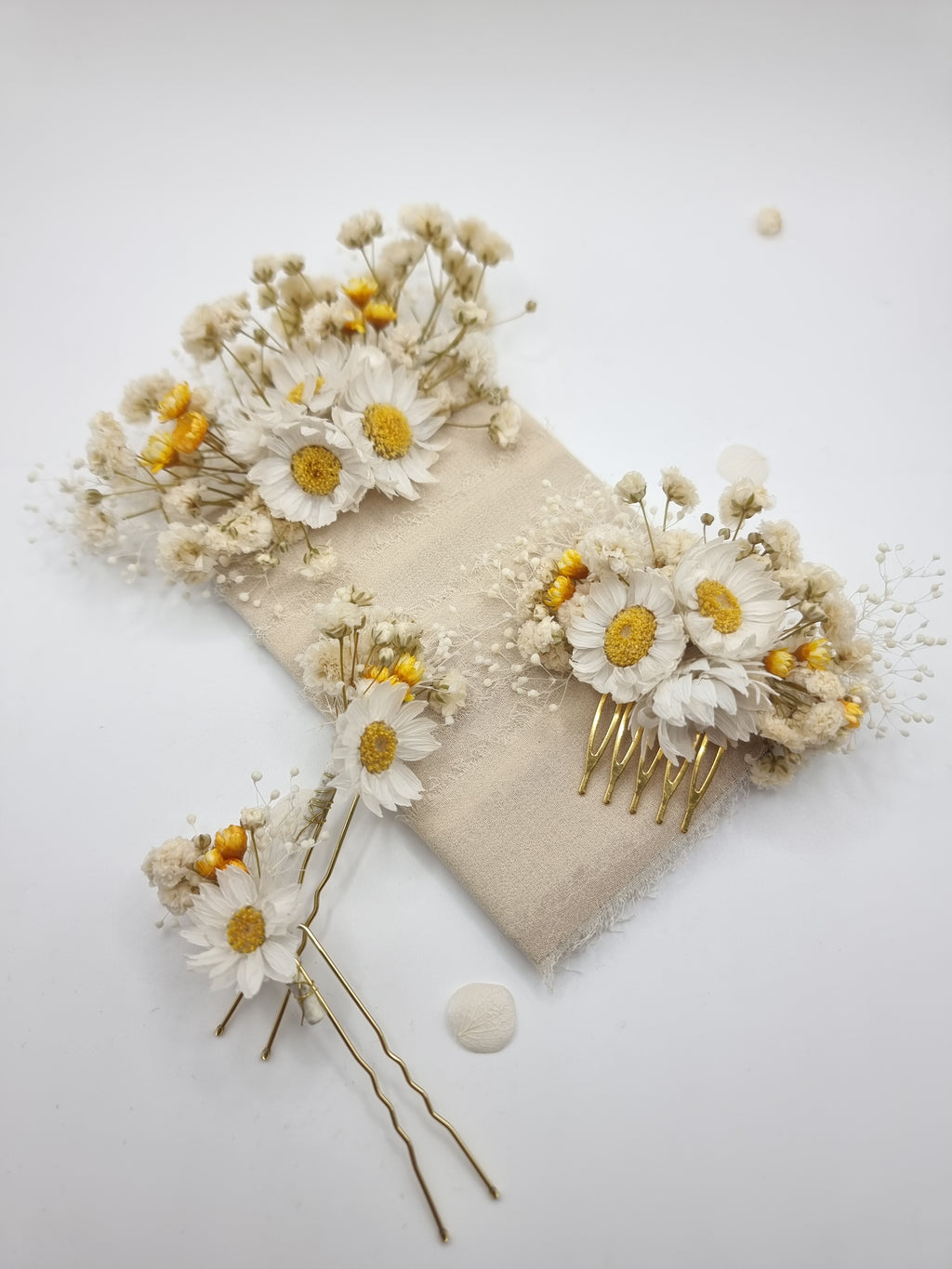 Gänseblümchen und Schleierkraut Kleiner Haarkamm Gelbe Trockenblumen, Zierlicher Weißer Trockenblumen Haarkamm, Minimalistischer Gänseblümchen Brautclip, Zartes Hochzeitshaar Accessoire