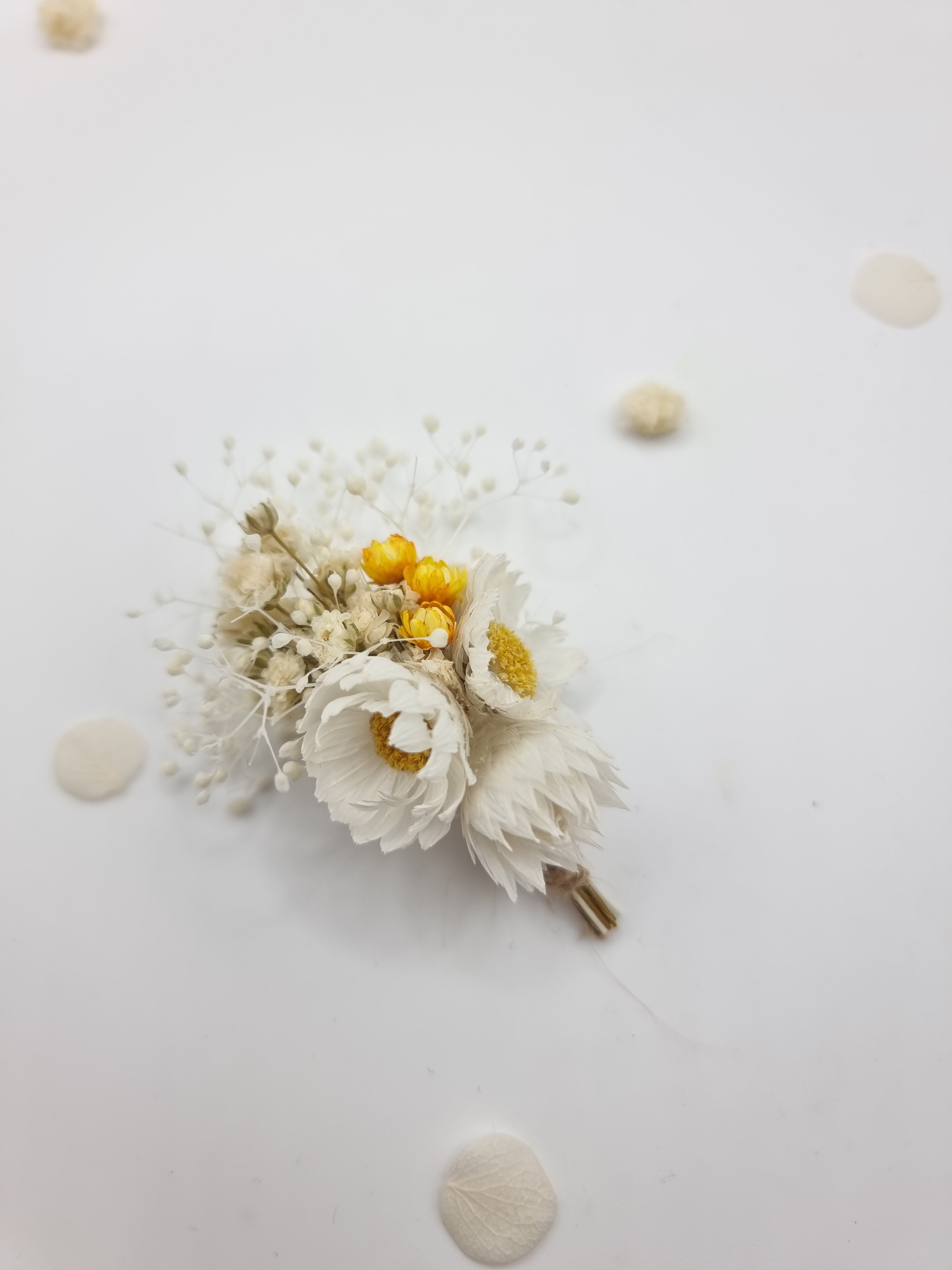 Gänseblümchen und Schleierkraut Kleiner Haarkamm Gelbe Trockenblumen, Zierlicher Weißer Trockenblumen Haarkamm, Minimalistischer Gänseblümchen Brautclip, Zartes Hochzeitshaar Accessoire