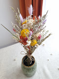 Wildblumenstrauß, Trockenblumen in Pastell-Lila, Gelb und Rot, natürliche Wiesenblumen