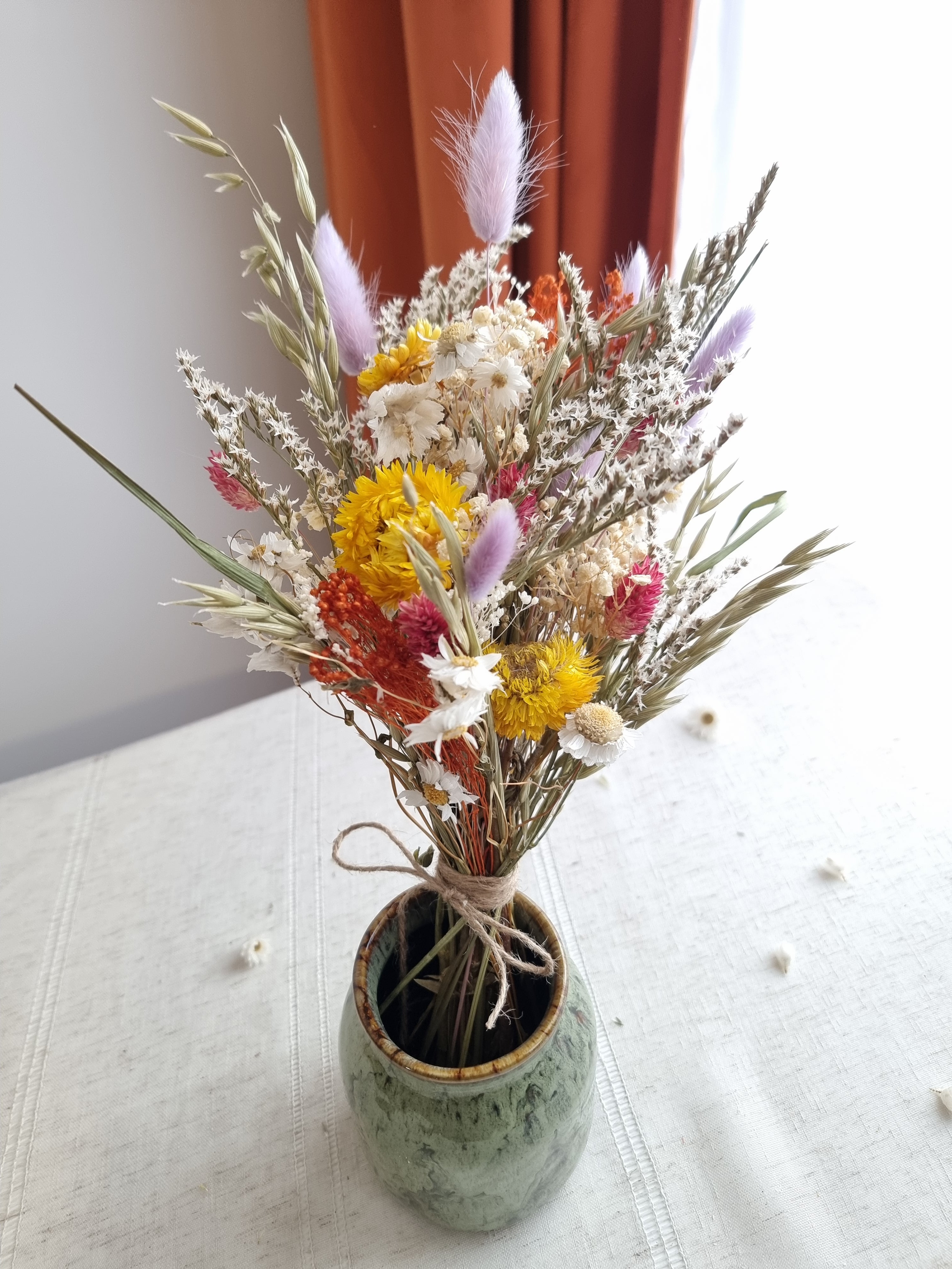 Wildblumenstrauß, Trockenblumen in Pastell-Lila, Gelb und Rot, natürliche Wiesenblumen