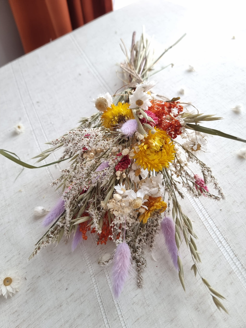 Wildblumenstrauß, Trockenblumen in Pastell-Lila, Gelb und Rot, natürliche Wiesenblumen