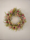 Türkranz mit Grünpflanzen und Wildblumen, Trockenblumenarrangement in Grün und Rosa, handgefertigte Dekoration