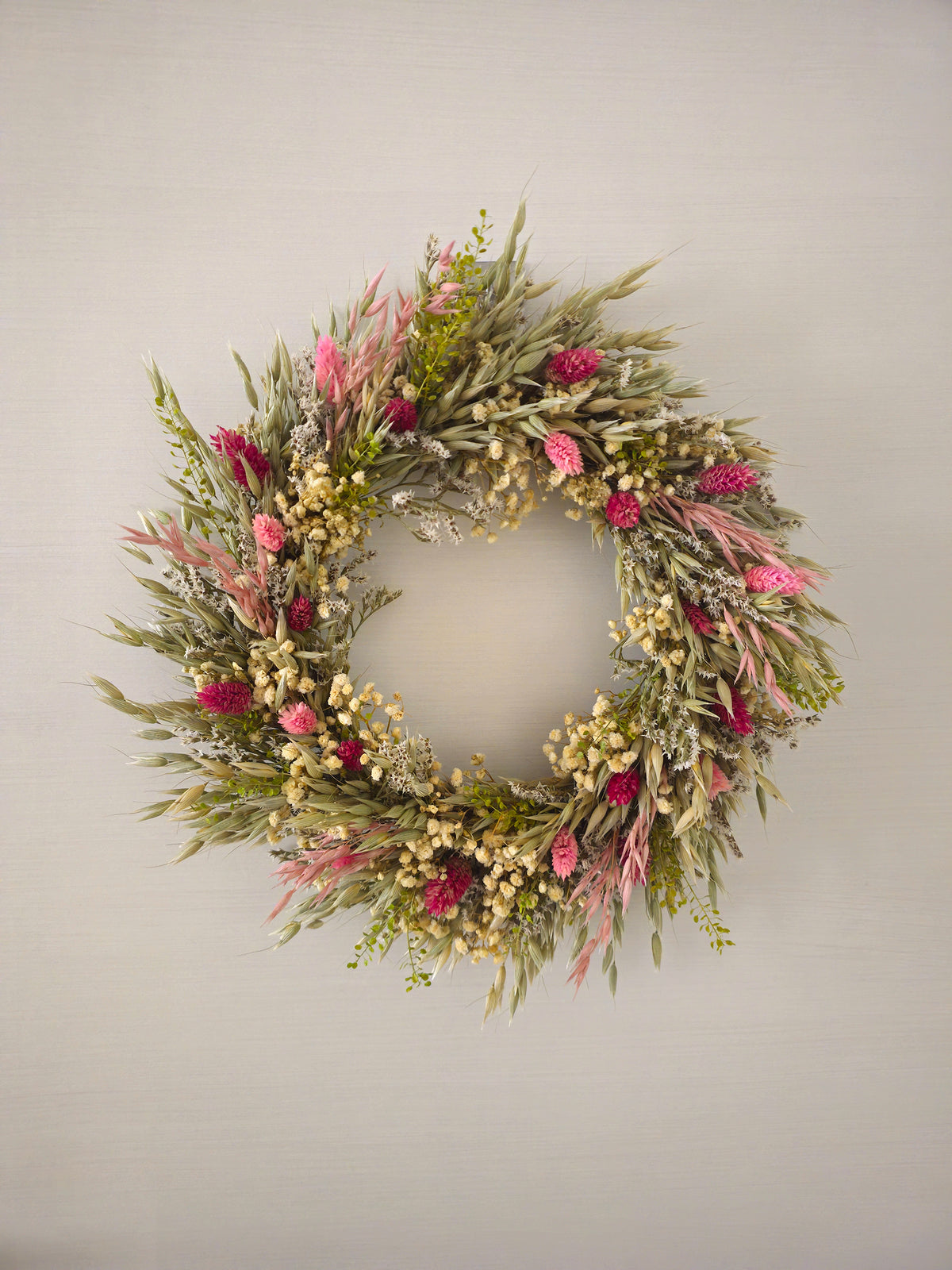 Türkranz mit Grünpflanzen und Wildblumen, Trockenblumenarrangement in Grün und Rosa, handgefertigte Dekoration