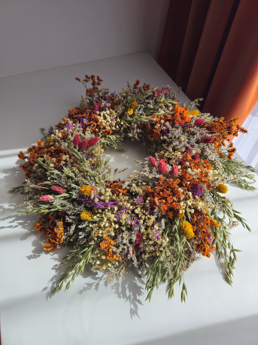 Bunter Kranz mit getrockneten Wildblumen, Tür oder Tisch Blumenarrangement