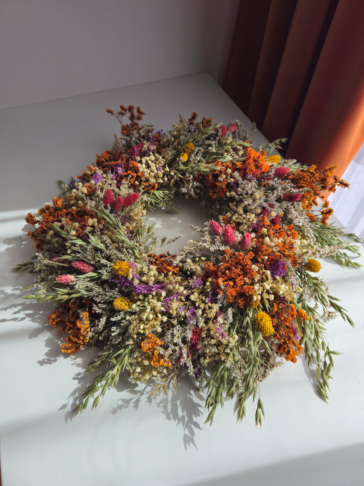 Bunter Kranz mit getrockneten Wildblumen, Tür oder Tisch Blumenarrangement