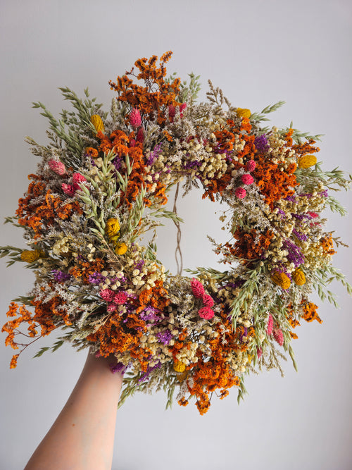 Bunter Kranz mit getrockneten Wildblumen, Tür oder Tisch Blumenarrangement