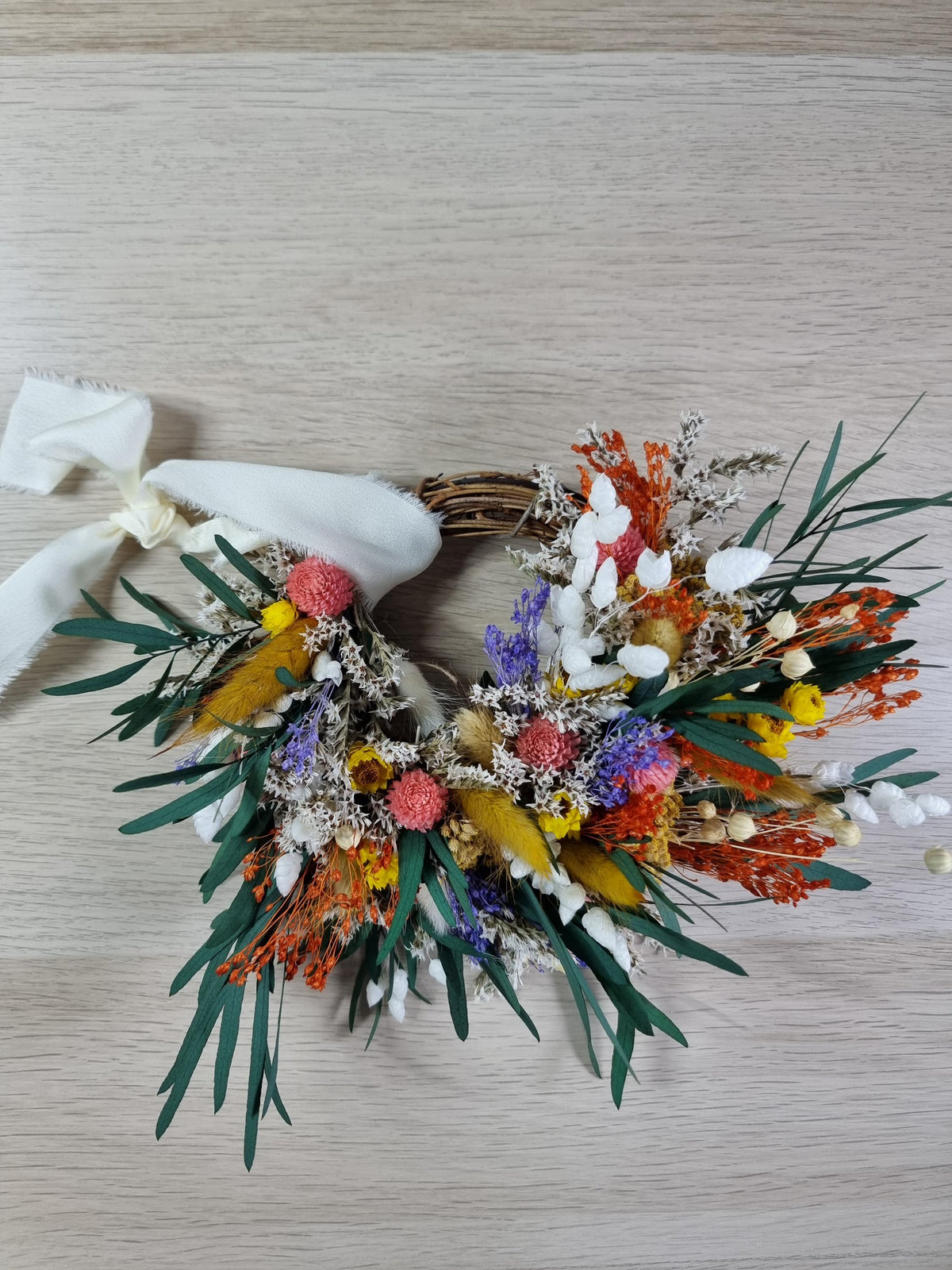 Frühlings-Türkranz, getrocknete Blumenarrangement, handgemachte Frühlingsdekoration 