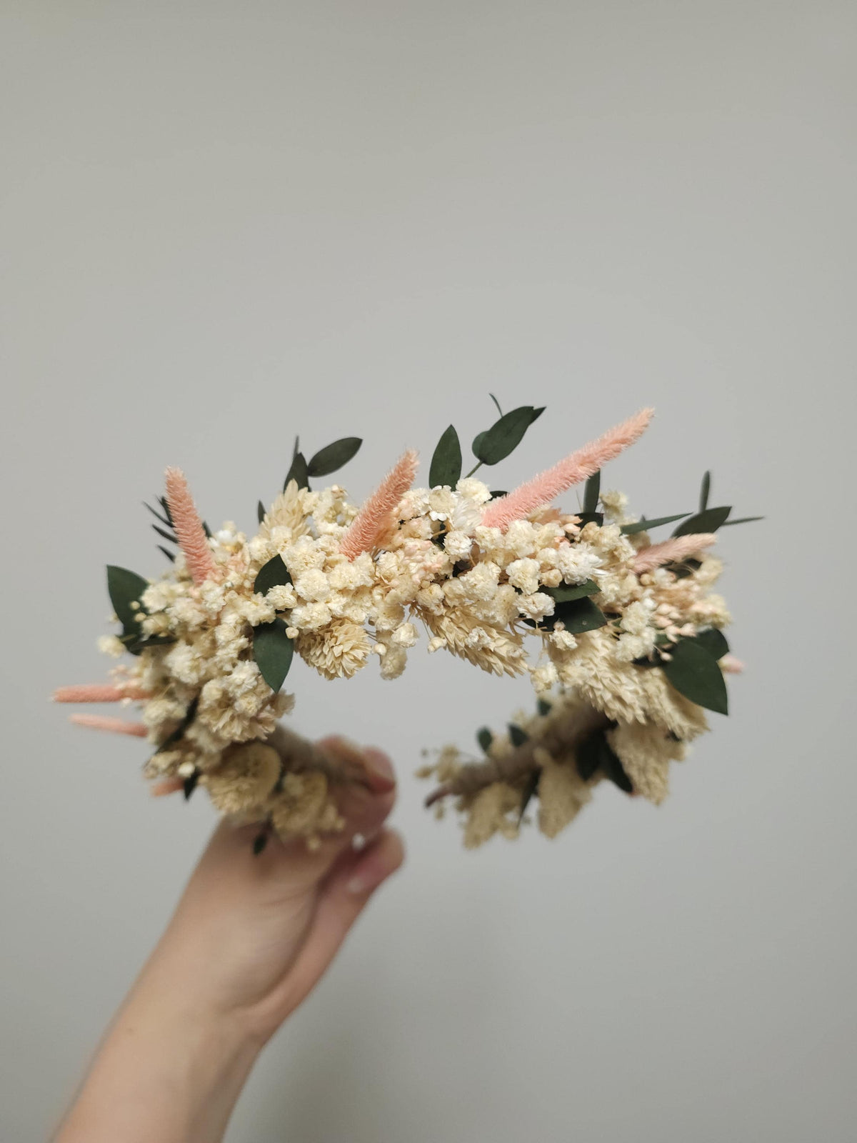 Blumenkrone mit Eukalyptus und beigen Wildblumen, Brautblüten-Haarkrone