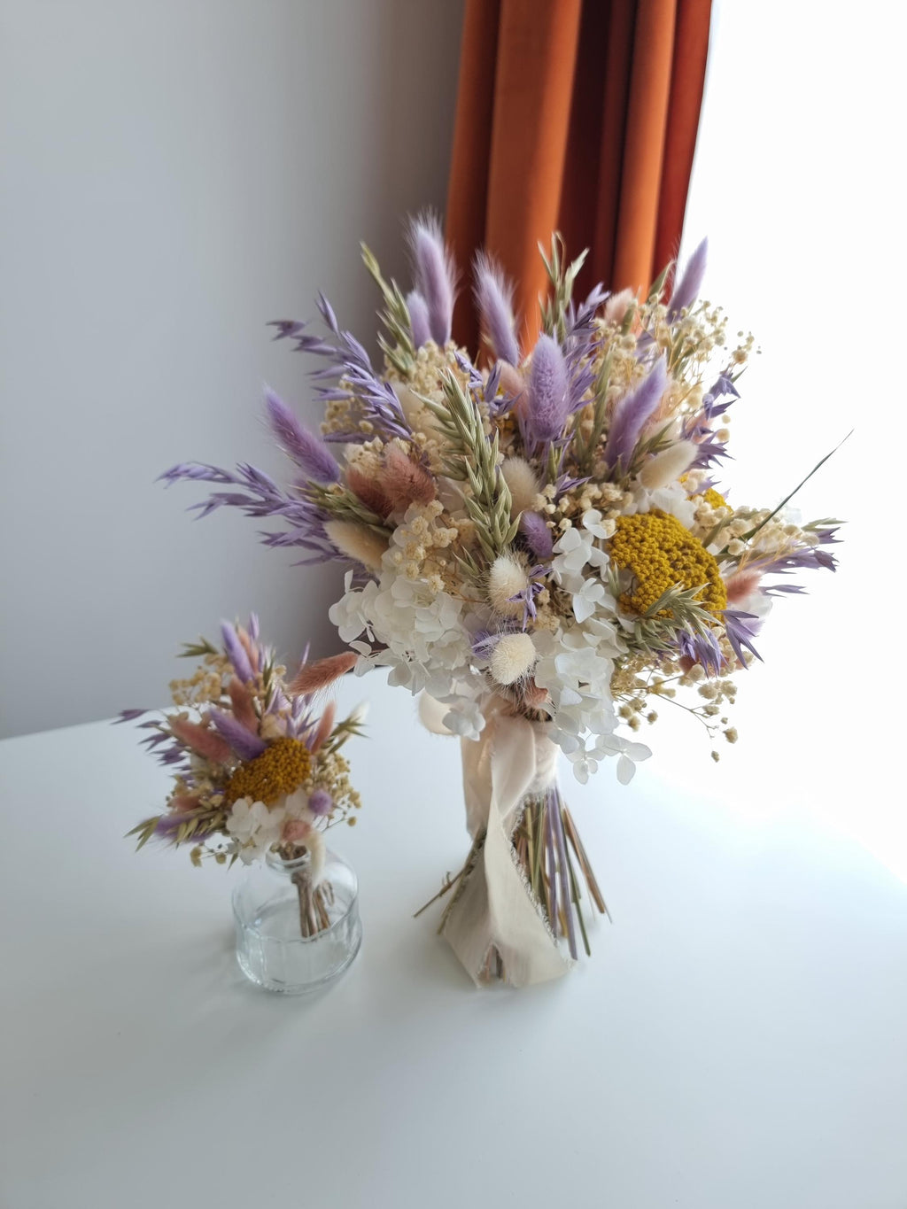 Brautstrauß aus Lavendel und gelben Wiesenblumen, elegantes Gesteck aus Trockenblumen für die Hochzeit 