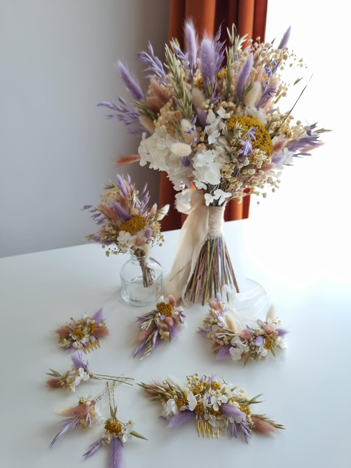 Brautstrauß aus Lavendel und gelben Wiesenblumen, elegantes Gesteck aus Trockenblumen für die Hochzeit 