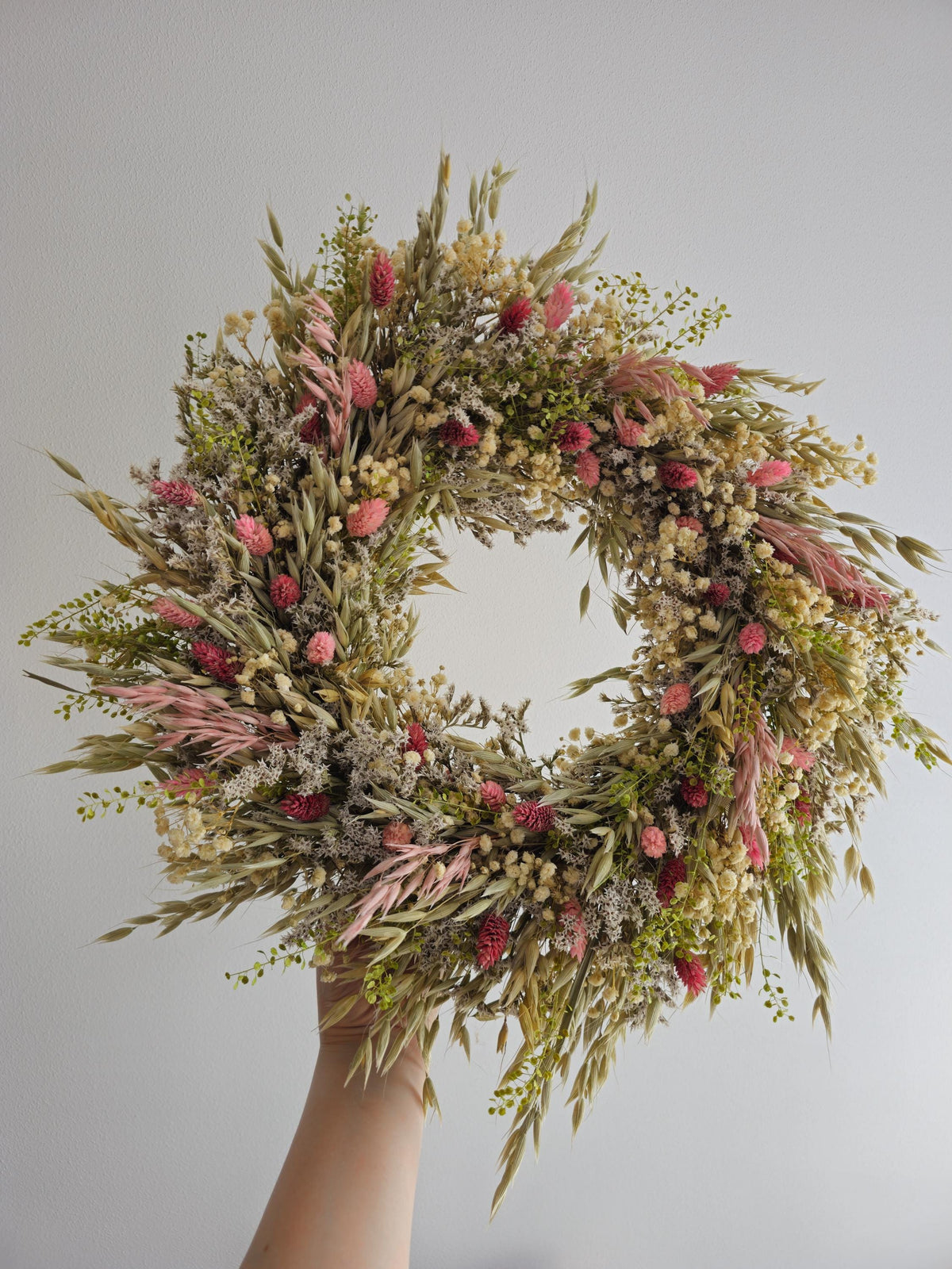 Türkranz mit Grünpflanzen und Wildblumen, Trockenblumenarrangement in Grün und Rosa, handgefertigte Dekoration