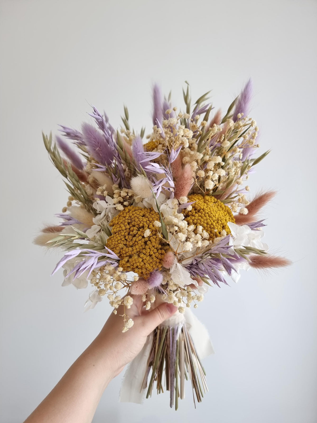 Brautstrauß aus Lavendel und gelben Wiesenblumen, elegantes Gesteck aus Trockenblumen für die Hochzeit 