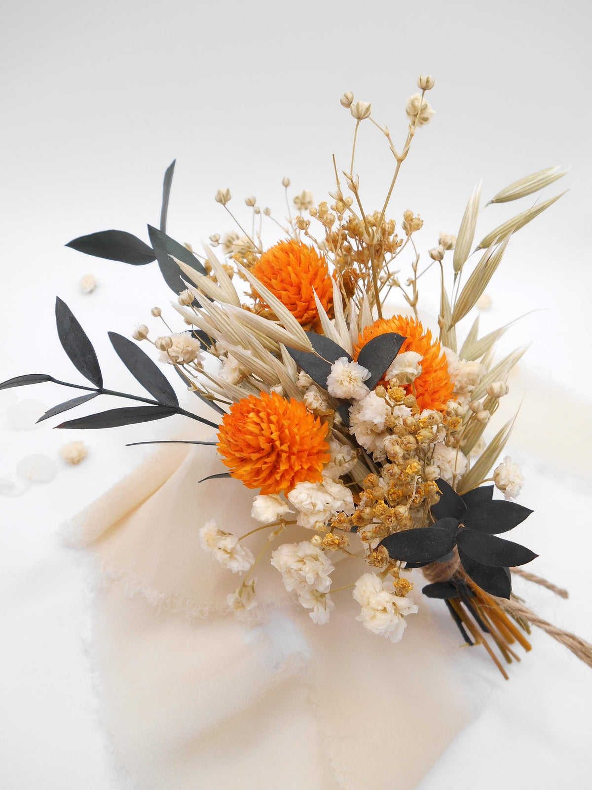 Farbenfrohe Wildblumensträuße, natürliche kleine Blumenarrangements für Heimdekoration und Geschenke 