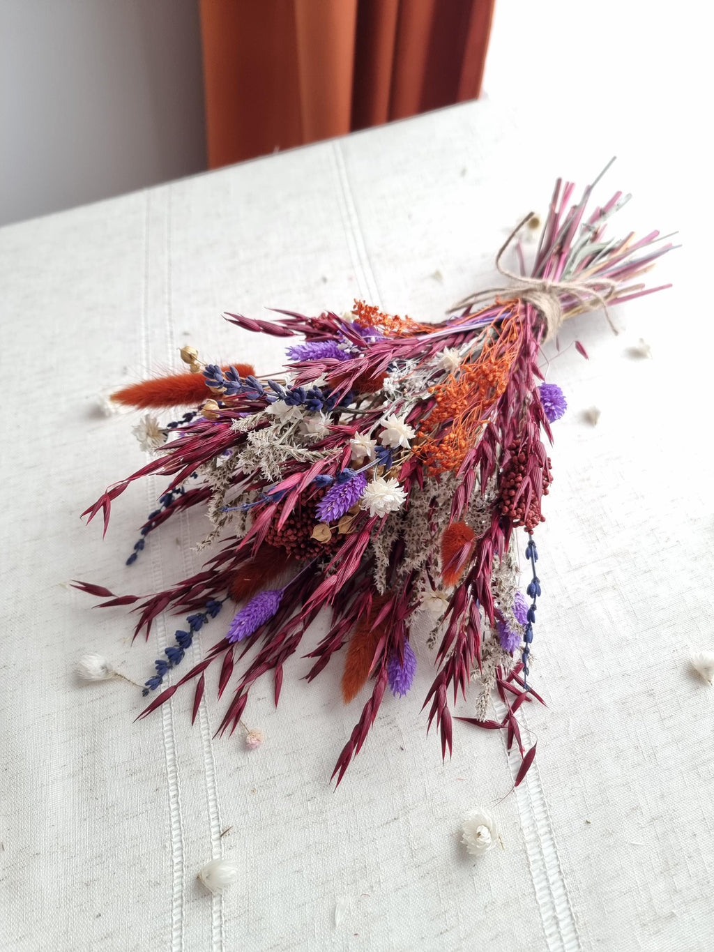 Dramatischer Wildblumenstrauß, tiefrote, terrakottafarbene und violette Trockenblumen, natürliche Wiesenblumen 
