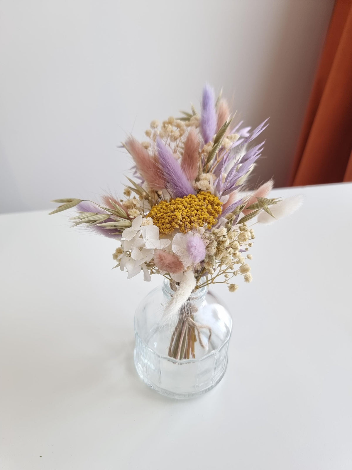 Brautstrauß aus Lavendel und gelben Wiesenblumen, elegantes Gesteck aus Trockenblumen für die Hochzeit 