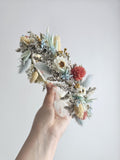 Blumenkrone mit blauen, roten und beigen Wildblumen, Haarkranz mit echten Blumen