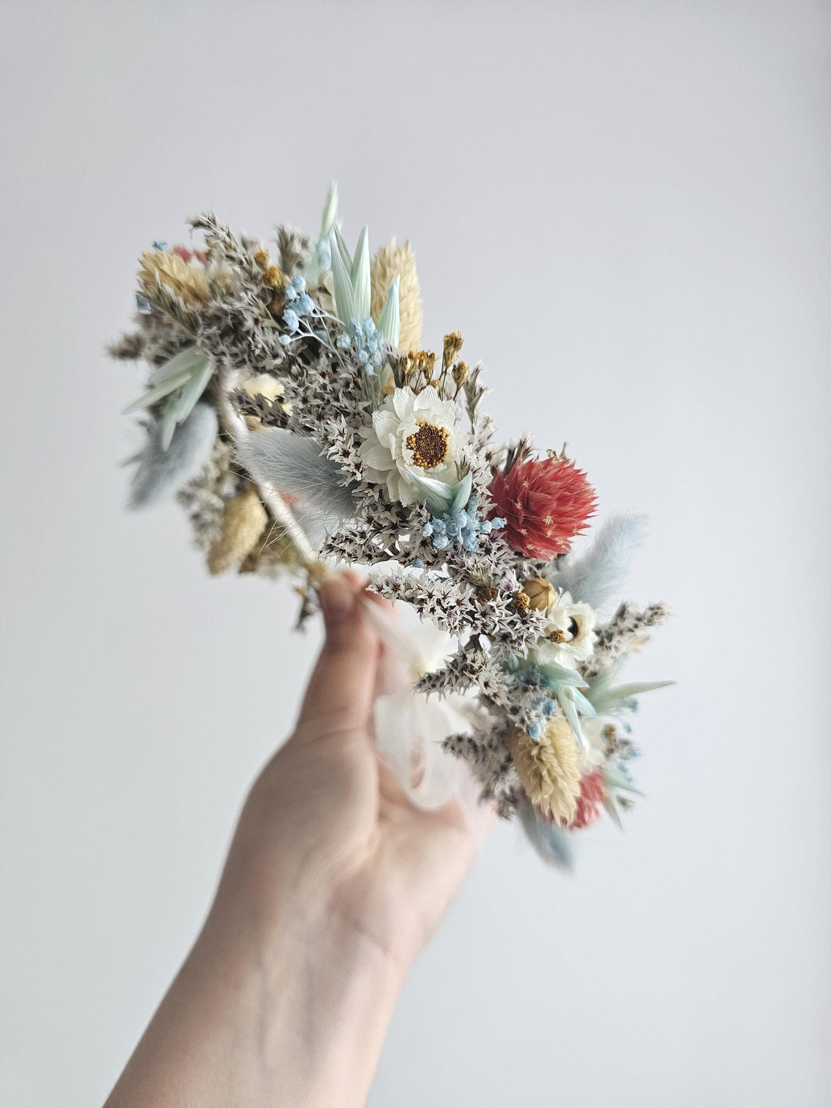 Blumenkrone mit blauen, roten und beigen Wildblumen, Haarkranz mit echten Blumen