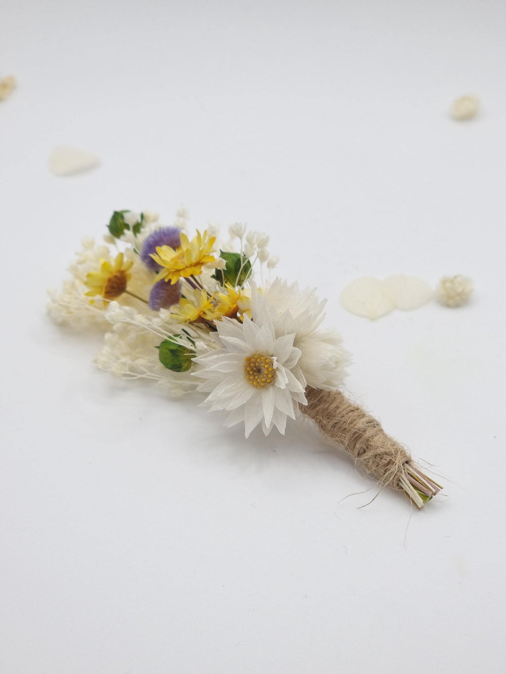 Brautstrauß mit Gänseblümchen, gelbe und blaue Akzente, elegante Trockenblumen, Tischdekoration für die Hochzeit