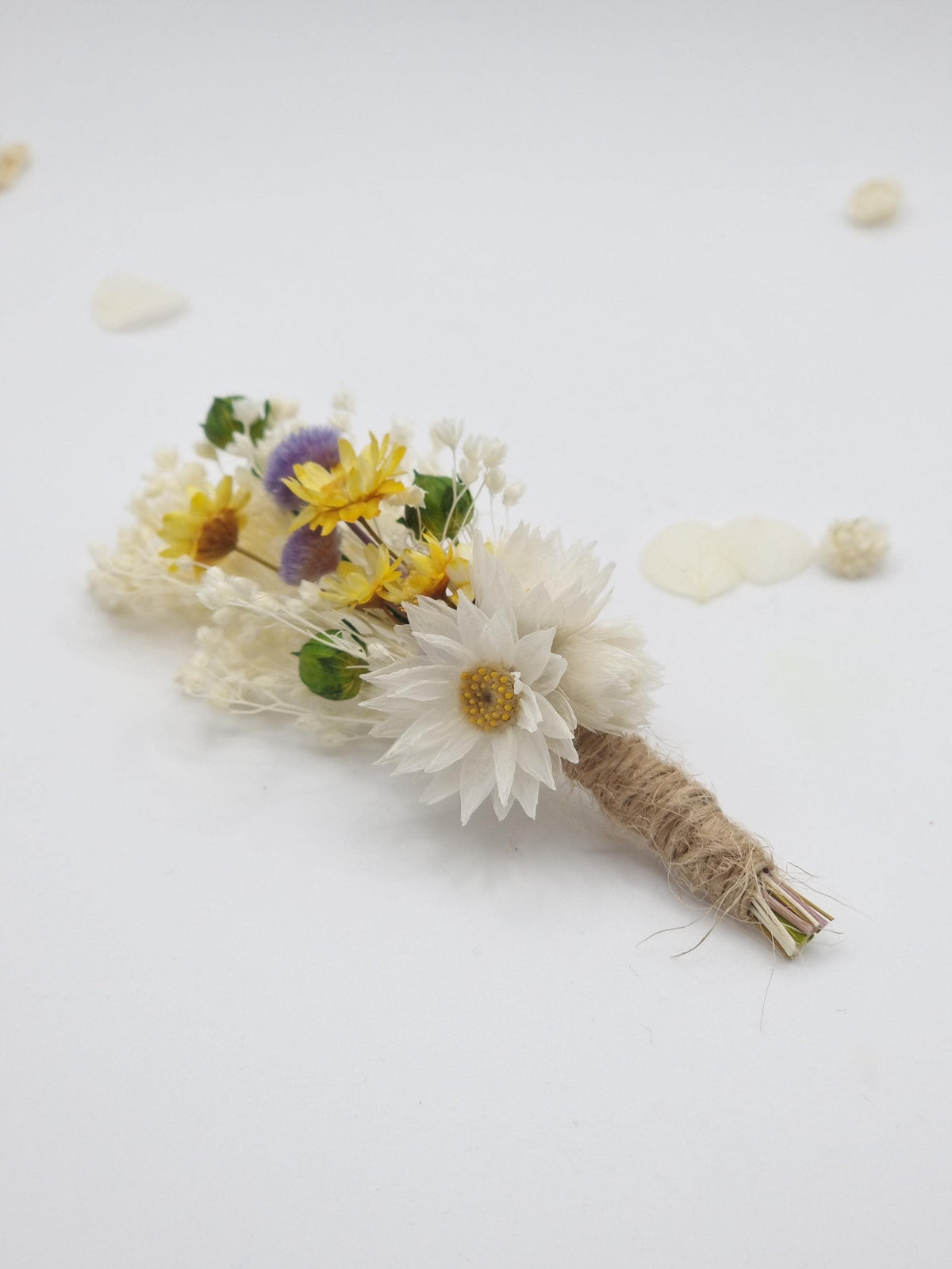 Brautstrauß mit Gänseblümchen, gelbe und blaue Akzente, elegante Trockenblumen, Tischdekoration für die Hochzeit