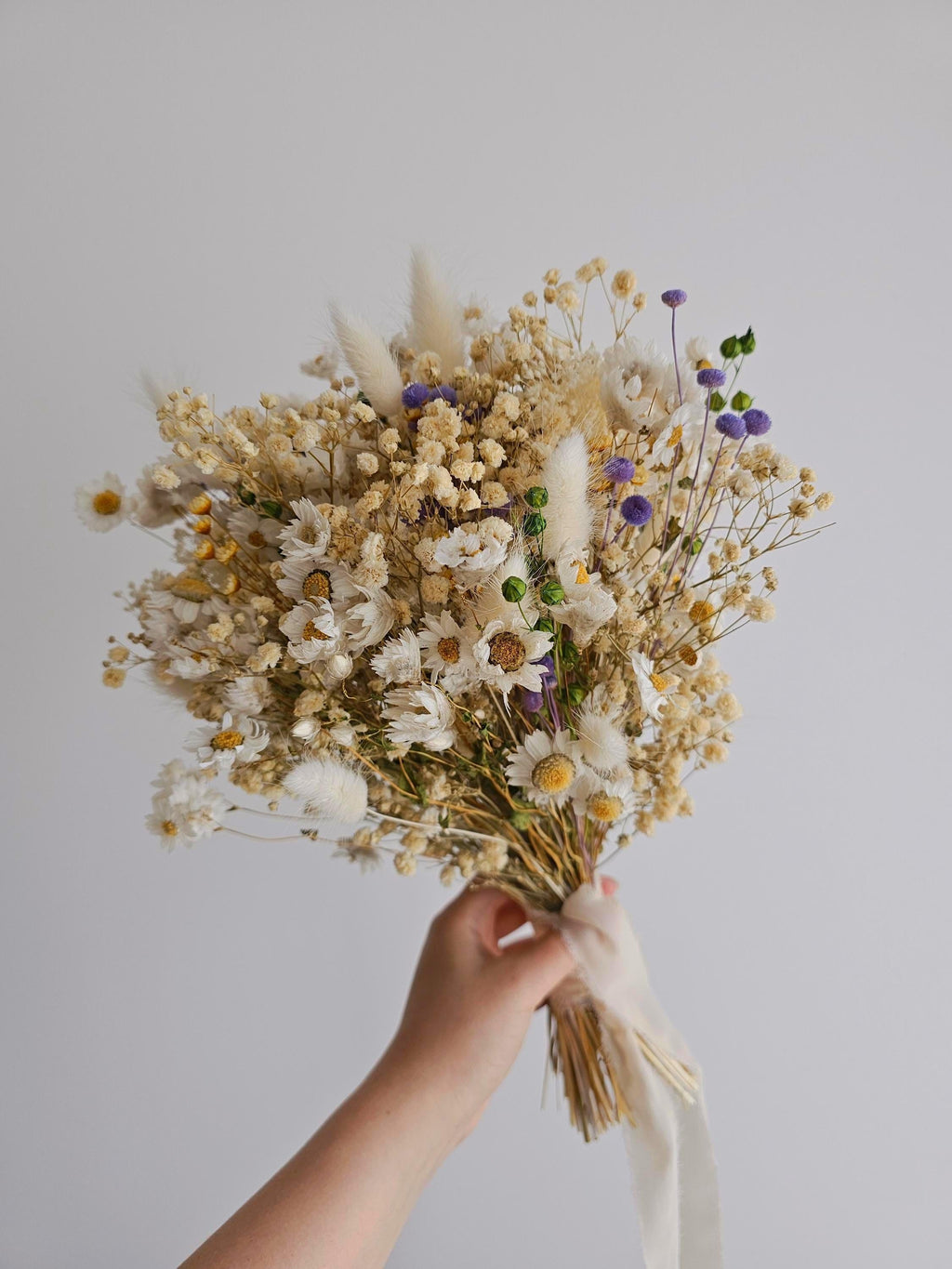 Brautstrauß mit Gänseblümchen, gelbe und blaue Akzente, elegante Trockenblumen, Tischdekoration für die Hochzeit