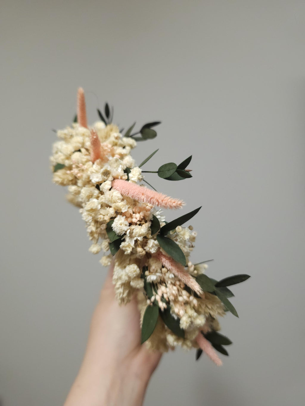 Blumenkrone mit Eukalyptus und beigen Wildblumen, Brautblüten-Haarkrone
