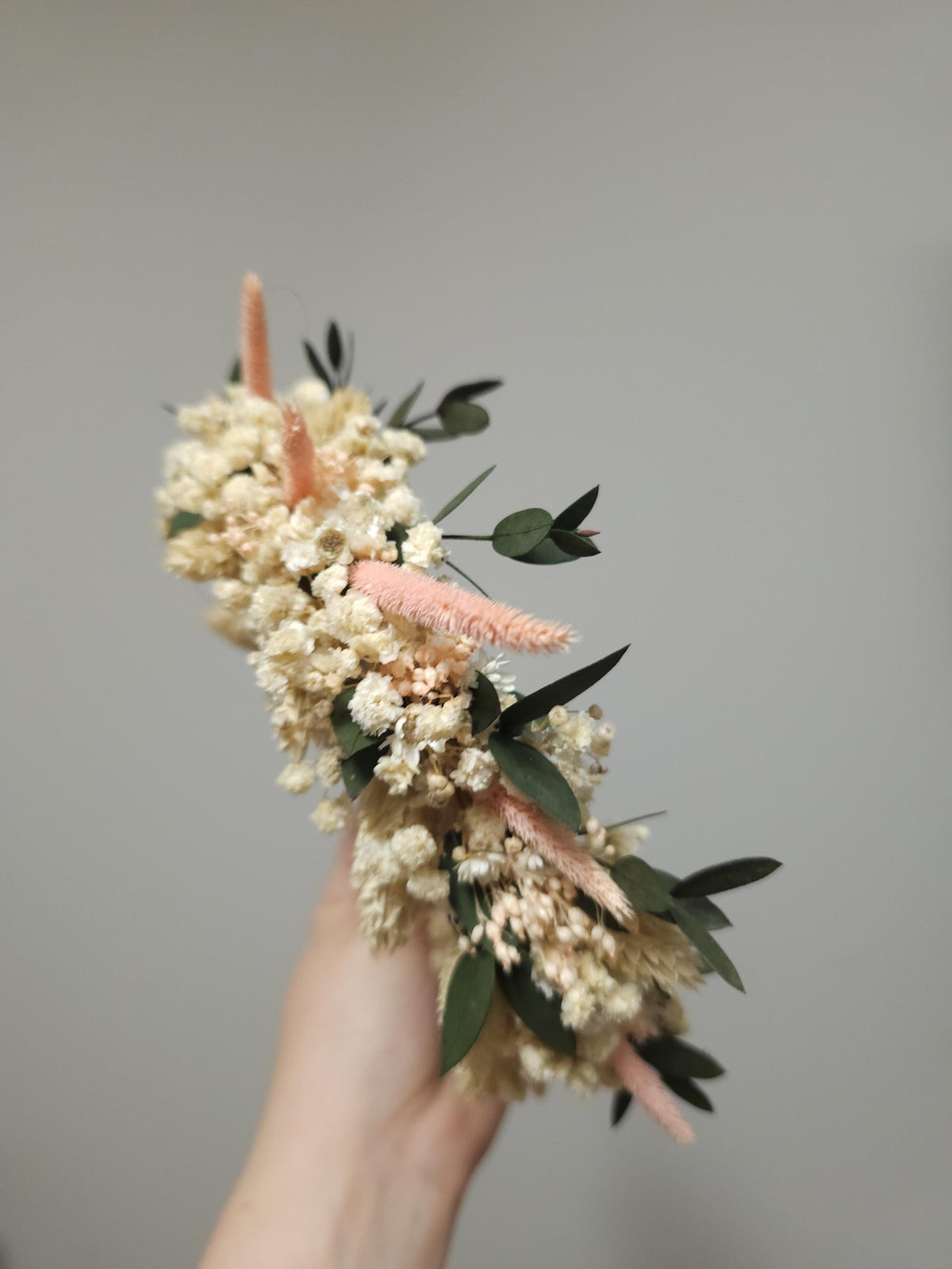 Blumenkrone mit Eukalyptus und beigen Wildblumen, Brautblüten-Haarkrone