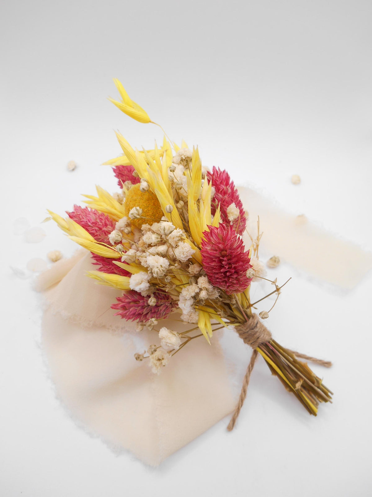 Farbenfrohe Wildblumensträuße, natürliche kleine Blumenarrangements für Heimdekoration und Geschenke 