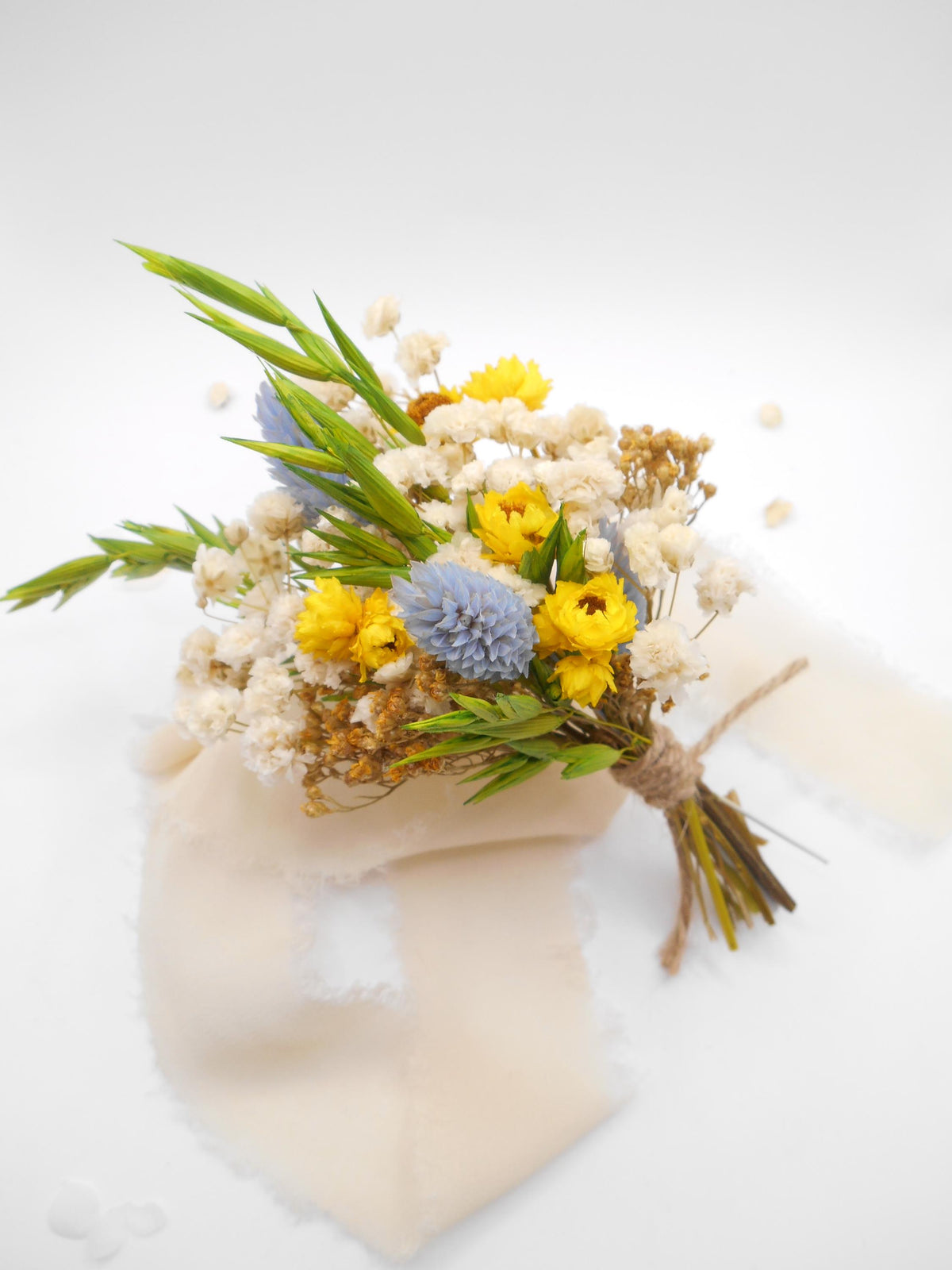 Farbenfrohe Wildblumensträuße, natürliche kleine Blumenarrangements für Heimdekoration und Geschenke 