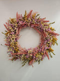 Rosa und gelbe Akzente Kranz mit Grün und getrockneten Wildblumen, handgemachte Blumenarrangement