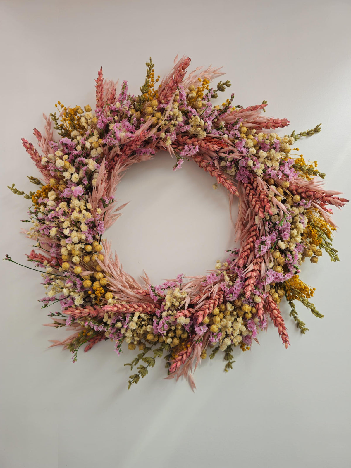 Rosa und gelbe Akzente Kranz mit Grün und getrockneten Wildblumen, handgemachte Blumenarrangement