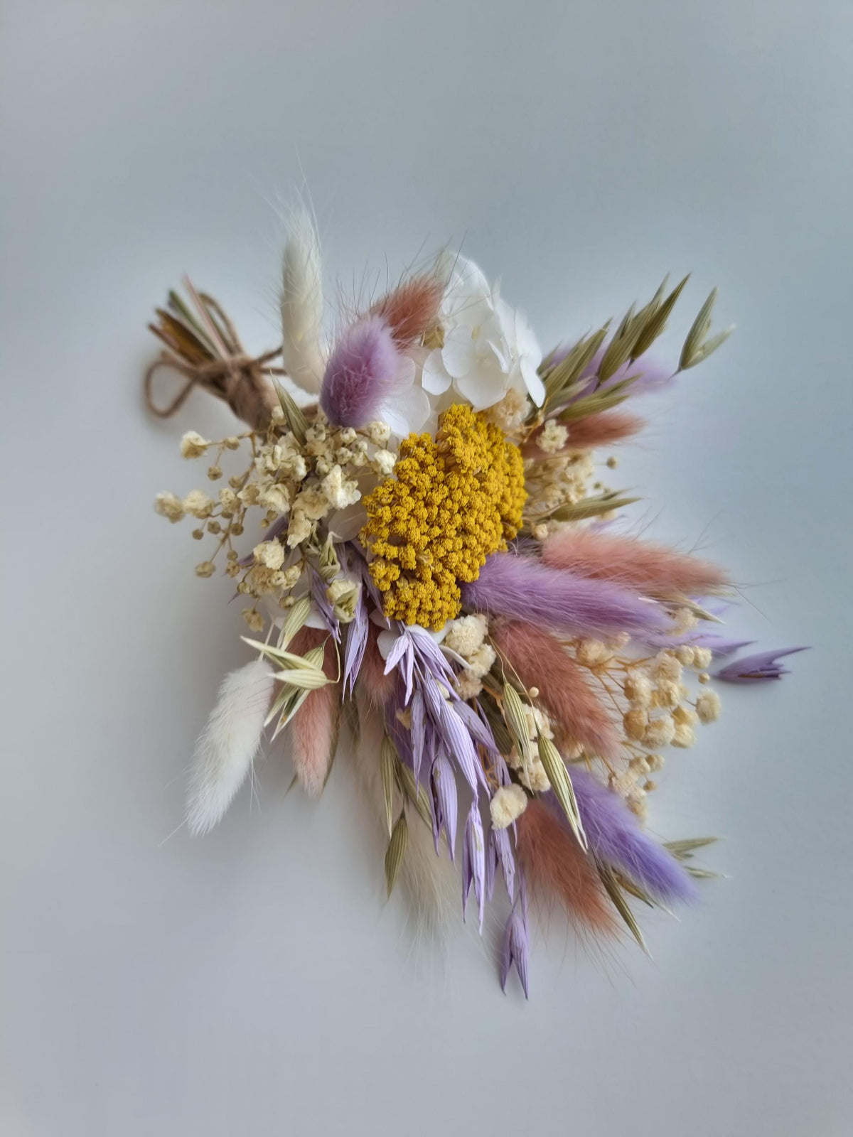 Brautstrauß aus Lavendel und gelben Wiesenblumen, elegantes Gesteck aus Trockenblumen für die Hochzeit 