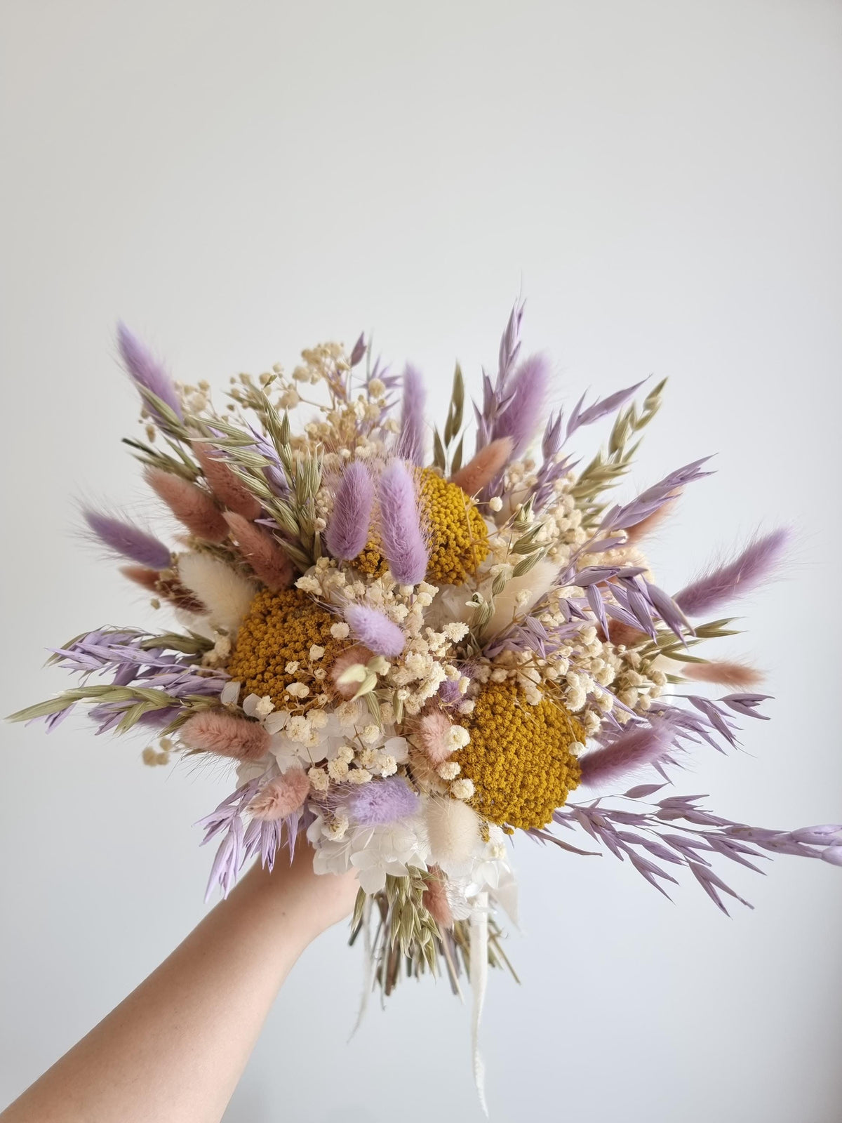 Brautstrauß aus Lavendel und gelben Wiesenblumen, elegantes Gesteck aus Trockenblumen für die Hochzeit 