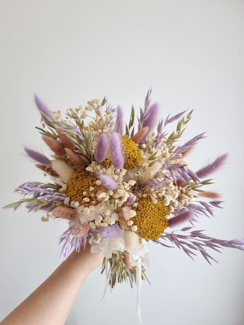 Brautstrauß aus Lavendel und gelben Wiesenblumen, elegantes Gesteck aus Trockenblumen für die Hochzeit 