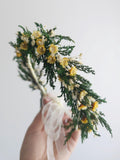 Grüner Blumenkranz mit gelben Feldblumen, Wald inspirierte Kopfkrone