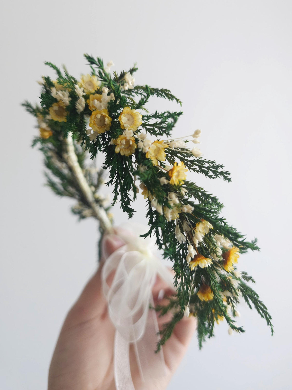 Grüner Blumenkranz mit gelben Feldblumen, Wald inspirierte Kopfkrone