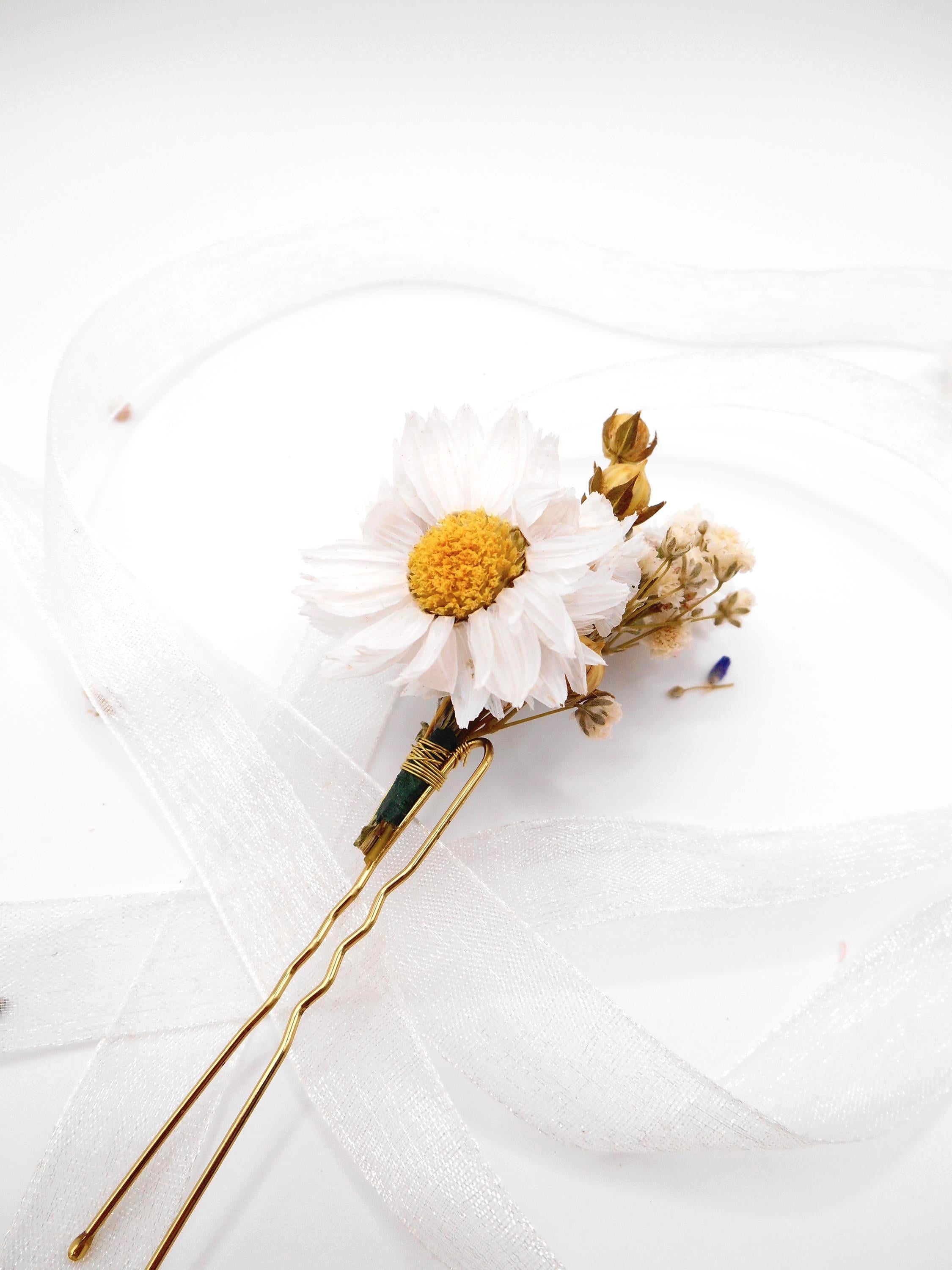 Haarkamm mit weißer Margerite & Schleierkraut | Klassischer Braut-Haarschmuck aus Trockenblumen, minimalistisches Accessoire für Hochzeitsgäste, elegante Blumenklammer