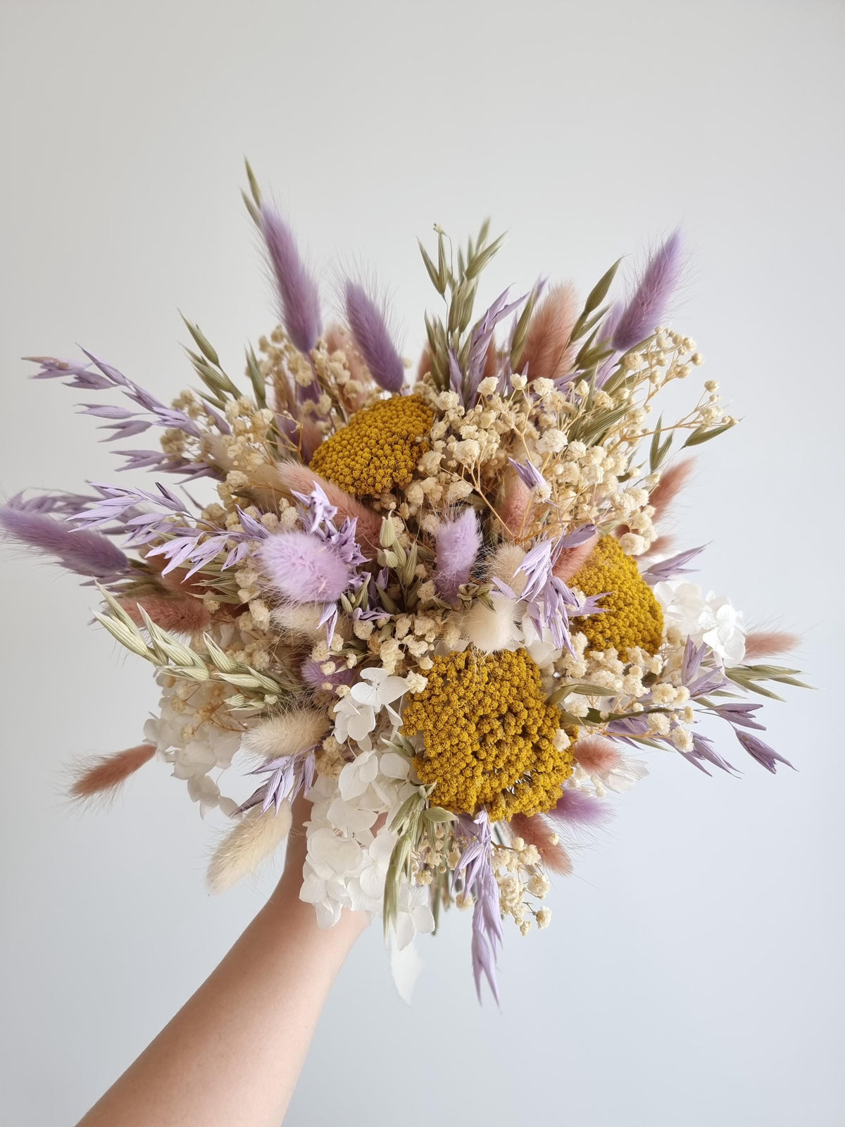 Brautstrauß aus Lavendel und gelben Wiesenblumen, elegantes Gesteck aus Trockenblumen für die Hochzeit 