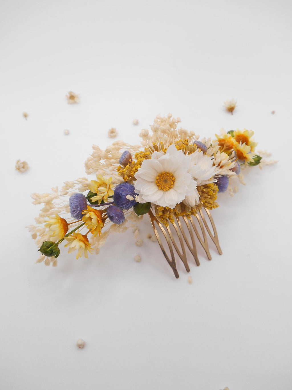 Brautstrauß mit Gänseblümchen, gelbe und blaue Akzente, elegante Trockenblumen, Tischdekoration für die Hochzeit