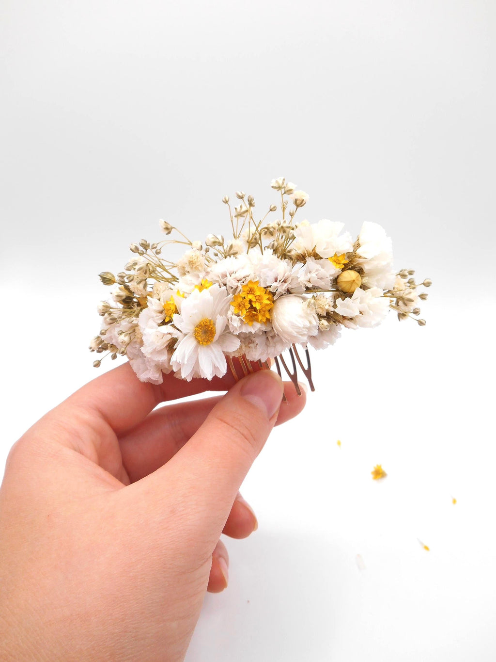 Haarkamm mit weißer Margerite & Schleierkraut | Klassischer Braut-Haarschmuck aus Trockenblumen, minimalistisches Accessoire für Hochzeitsgäste, elegante Blumenklammer