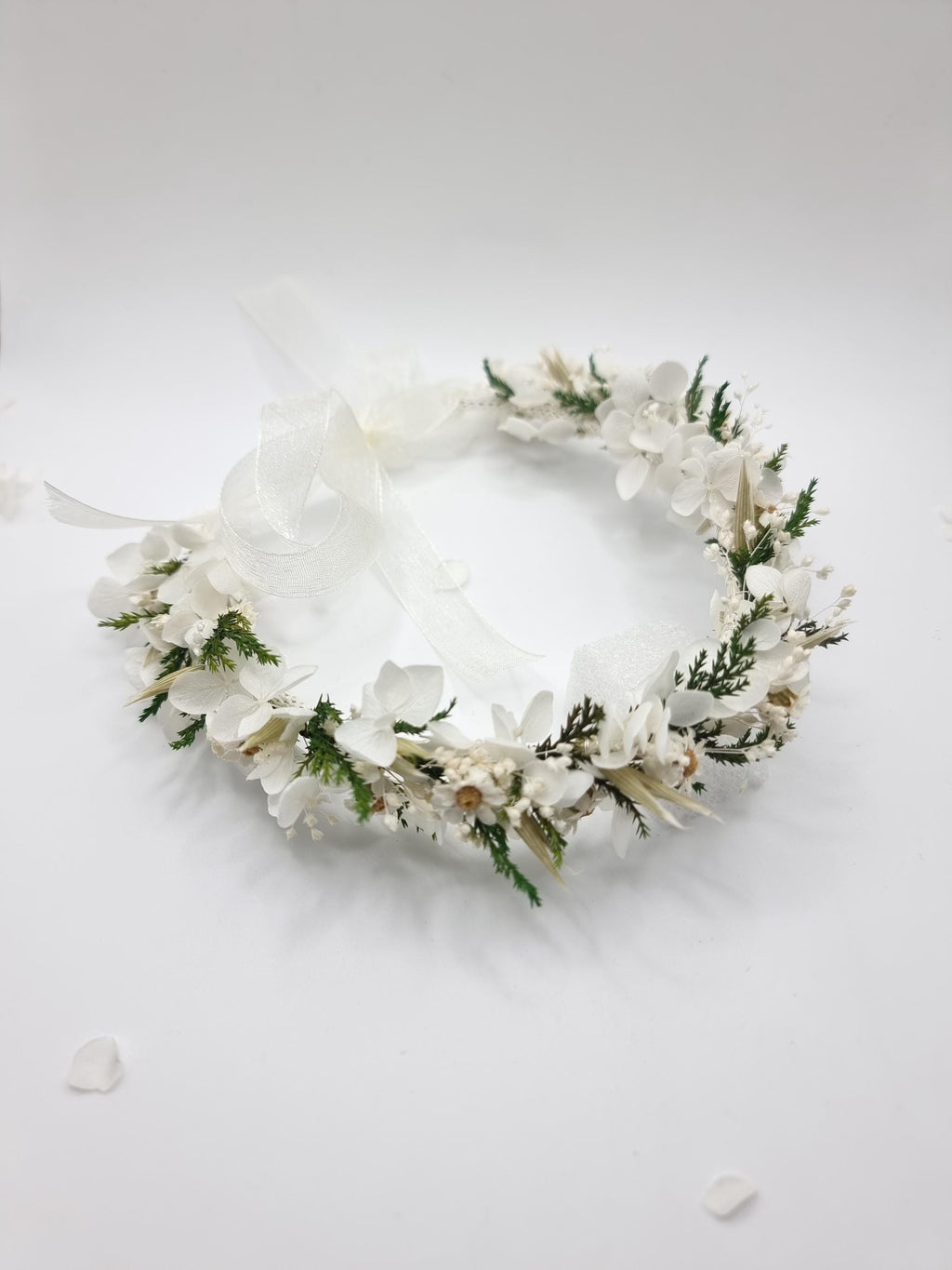 Weißer Hortensie-Blütenkranz mit grünen Akzenten, getrocknete Wiesenblüten-Kopfkrone