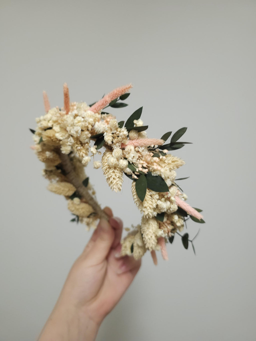 Blumenkrone mit Eukalyptus und beigen Wildblumen, Brautblüten-Haarkrone