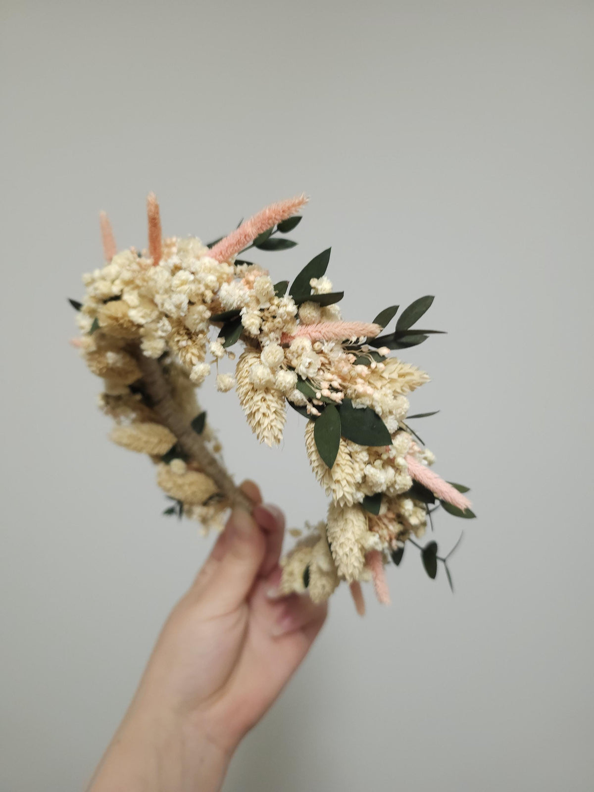 Blumenkrone mit Eukalyptus und beigen Wildblumen, Brautblüten-Haarkrone