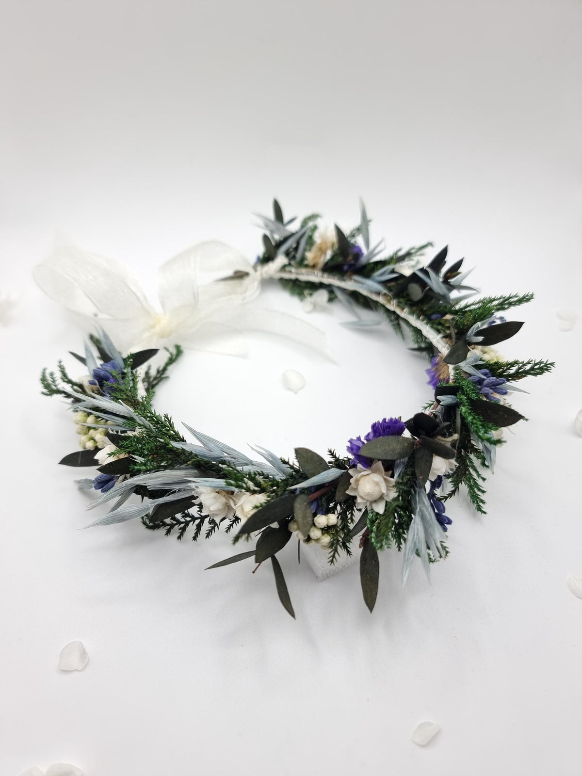 Grüner Blumenkranz mit weißen Blumen, Eukalyptus und Lavendel Blumenkrone