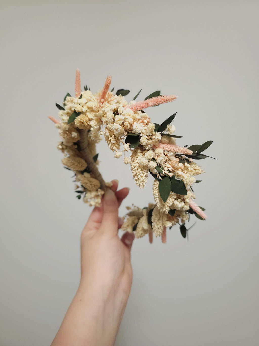 Blumenkrone mit Eukalyptus und beigen Wildblumen, Brautblüten-Haarkrone