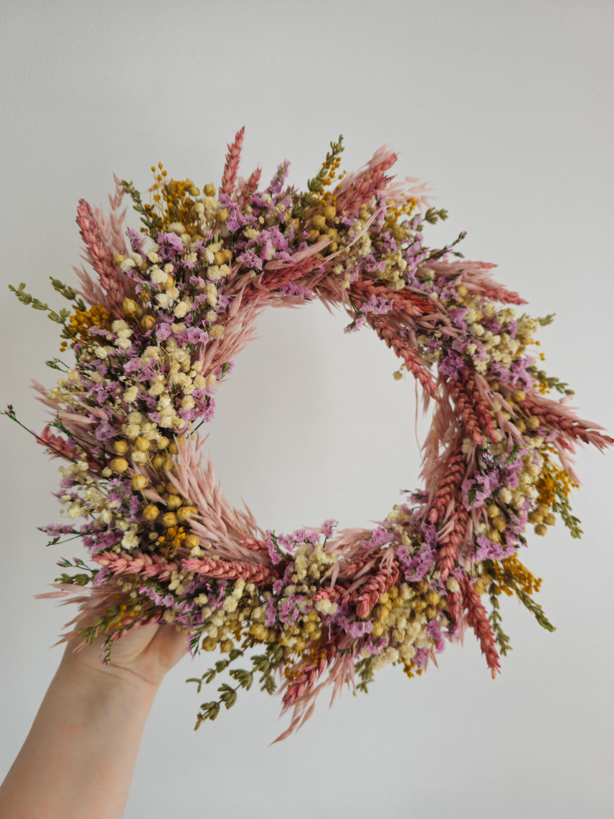 Rosa und gelbe Akzente Kranz mit Grün und getrockneten Wildblumen, handgemachte Blumenarrangement