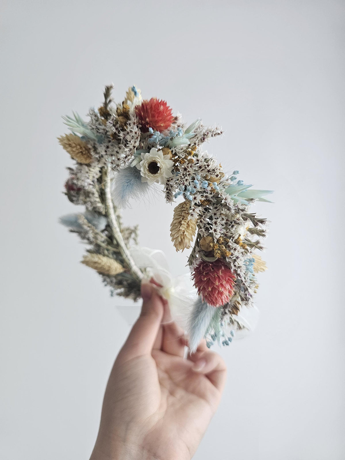 Blumenkrone mit blauen, roten und beigen Wildblumen, Haarkranz mit echten Blumen